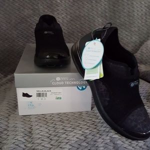 BZees- Nellie black walking shoe size 8 wide